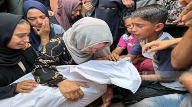 استشهاد 7 فلسطينيين بقصف للعدو الصهيوني على خيام النازحين بمواصي خان يونس