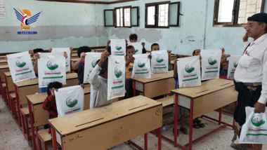 Yemen Thabat provides stationery supplies for students in Hali summer courses in Hodeida
