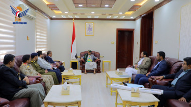 El presidente Al-Mashat se reúne con un comité para resolver  los problemas de terrenos que rodean los aeropuertos de la república.