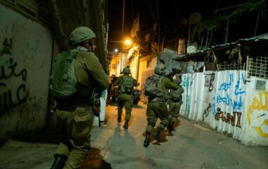 Israeli army arrests civilians in West Bank