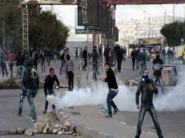Der zionistische Feind verwundete 4 Palästinenser und verhaftete drei weitere aus Nablus