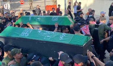 الآلاف يشاركون في جنازة القائد 
