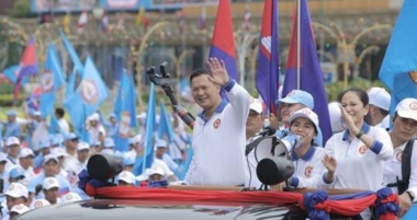 El rey de Cambodia nombra a Hun Manit como primer ministro, sucediendo a su padre, en la primera transferencia de poder en cuarenta años.