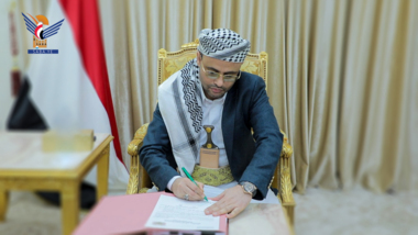 Le président Al-Mashat publie une décision classant les États-Unis et la Grande-Bretagne parmi les pays hostiles au Yémen