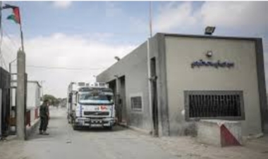 El cruce de Kerem Shalom fue cerrado por segundo día consecutivo y el enemigo sionista detuvo a dos mujeres palestinas en el puesto de control de Hawara.