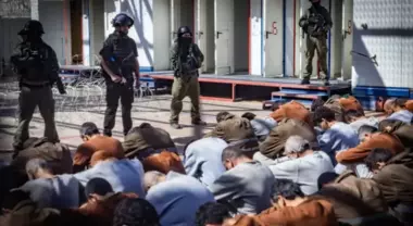 جندي إسرائيلي يكشف تفاصيل تعذيب الأسرى الفلسطينيين في 