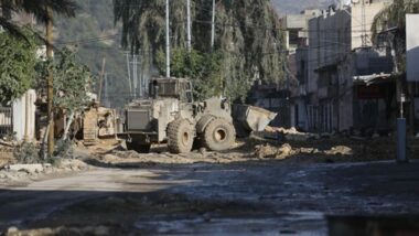 Verlezung von älteren Person und in Tulkarm brennt ein Haus nieder, und die feindliche Armee schickte militärische Verstärkung