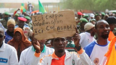 Tausende Demonstranten gehen in Niamey auf die Straße, um den Abzug der amerikanischen Streitkräfte zu fordern