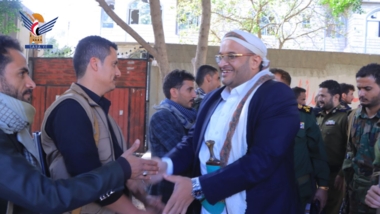 Al-Masawi inspiziert die Bedingungen der an der Front in Taiz stationierten Soldaten