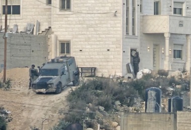 Zionist force besieges house south of Jenin