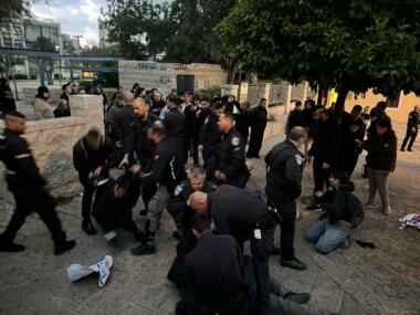 El enemigo arrestó a varios participantes en una manifestación en Haifa que condenaba el genocidio en Gaza