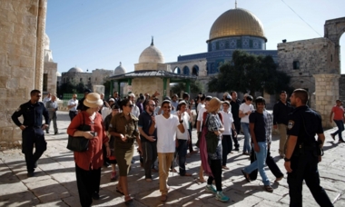 Los colonos renuevan su asalto a Al-Aqsa, bajo fuerte vigilancia del enemigo sionista