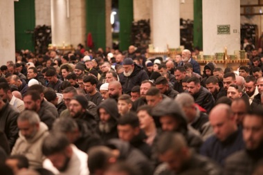 25 ألف مصل يؤدون صلاة العشاء والتراويح في المسجد الأقصى المبارك