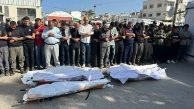 استشهاد 5 فلسطينيين بقصف العدو الإسرائيلي مدينة دير البلح وسط قطاع غزة