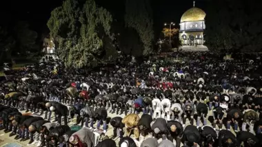 آلاف المصلين يؤدون صلاتي العشاء والتراويح في المسجد الأقصى رغم قيود العدو الصهيوني
