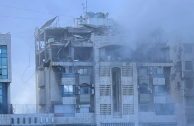 El enemigo sionista bombardeó dos edificios residenciales en las afueras de la capital Beirut