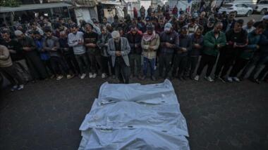 Elf Märtyrer bei „blutigen“ Massaker als der zionistische Feind ein Haus im Bureij-Lager bombardierte