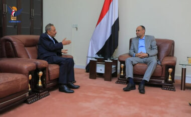Le président Al-Mashat rencontre le poète et écrivain Abbas Al-Daylami