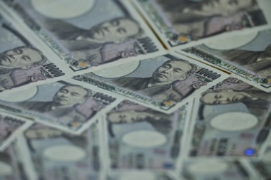 انخفاض الين أمام الدولار بعد تمسك المركزي الياباني بسياسة التيسير الفائق