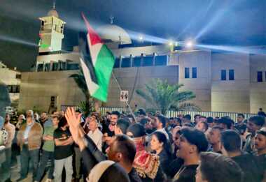 Jordania un stand frente a la embajada de la entidad sionista en Ammán, rechazando la agresión contra Palestina y el Líbano.