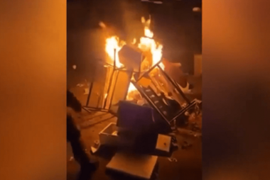 قوات العدو الصهيوني تحرق مقتنياتها خلال الانسحاب من 
