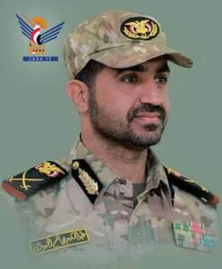 El mayor general Al-Khaiwani ofrece sus condolencias al comandante del Quinto Distrito y a sus hermanos por la muerte de su hermano Yahya