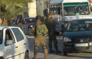 العدو الإسرائيلي يحاصر منزلًا ويعتقل 3 شبان فلسطينيين في وادي برقين غرب جنين