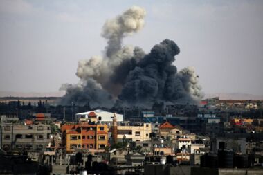 شهيدان فلسطينيان بقصف مدفعية العدو الصهيوني منزلاً في مدينة غزة