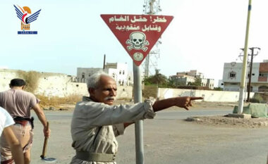  Le Centre d'action contre les mines continue d'installer des panneaux d'avertissement dans le district d'Al-Hawk