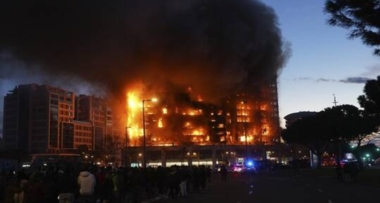 Cuatro personas murieron y otras 20 desaparecieron en un incendio en un edificio residencial en Valencia, España