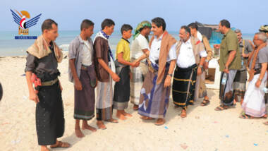 Le premier sous-secrétaire du gouvernorat de Hodeidah rend visite aux personnes stationnées sur l'île de Kamaran