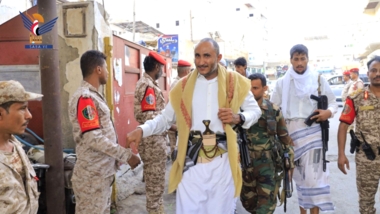 قيادة محافظة الحديدة تزور الجرحى والمرابطين في المستشفيات والمواقع الأمنية