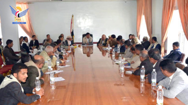 Une réunion présidée par le vice-PM Abu Lahoum discute des mécanismes de mise en œuvre des initiatives communautaires à Ibb