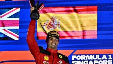 الإسباني ساينز يفوز بلقب سباق جائزة سنغافورة لسيارات فورمولا-1