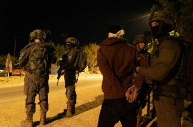 Zionistischer Feind verhaftet 5 Palästinenser in der Altstadt von Hebron