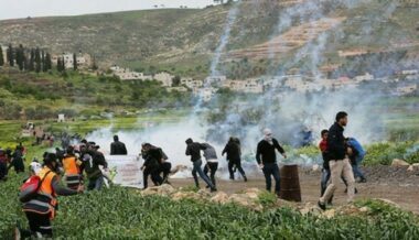 L'ennemi sioniste et ses colons attaquent le village d'Al-Mughayir, Ramallah, à la recherche d'un colon dispar
