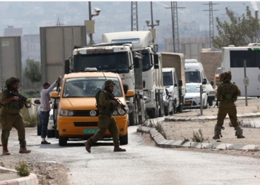 Militantes palestinos atacan el puesto de control 