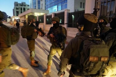 العدو الصهيوني يشن حملة اعتقالات في مدن الضفة والقدس المحتلتين