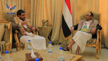 Präsident Al-Mashat trifft sich mit dem Gouverneur von Sana'a und betont das Interesse an der Aufforstungssaison