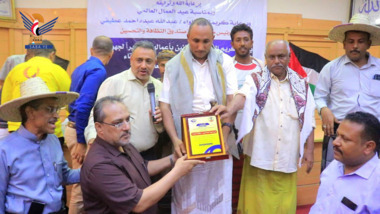 صندوق النظافة والتحسين يُكرّم مدير هيئة بريد الحديدة