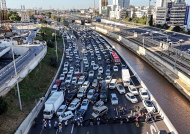 Zionist demonstrators against Netanyahu gov't block road near Tel Aviv