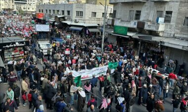Tausende Jordanier veranstalten eine Kundgebung gegen die israelische Aggression