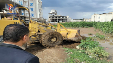 Das Büro für öffentliche Arbeiten und Straßenbau im Bezirk Hamdan führt Notfallarbeiten zur Ableitung von Hochwasser durch