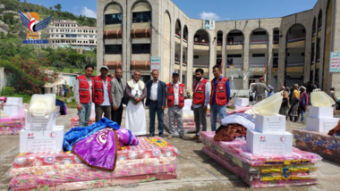 Red Crescent in Ibb distributes shelter materials affected by floods