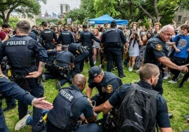 الشرطة الأمريكية تقتحم جامعة كاليفورنيا تمهيدا لفض اعتصام مؤيد لفلسطين
