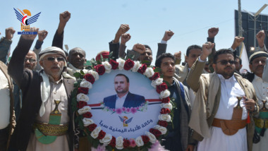 Die Führung der Nachrichtenagentur (Saba) legt am Grab von Präsident Al-Sammad einen Kranz nieder