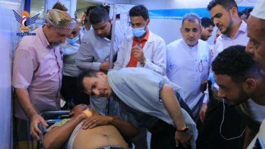 Health Minister inspects Israeli aggression injured at Al-Thawra Hospital in Hodeida