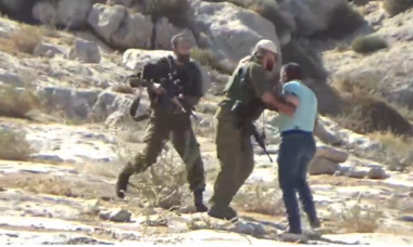 العدو الإسرائيلي يعتقل فلسطينيا بعد الاعتداء عليه في مسافر يطا