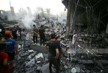 Märtyrer und Verletzte bei den Bombenangriffen des zionistischen Feindes im Zentrum und Süden des Gazastreifens