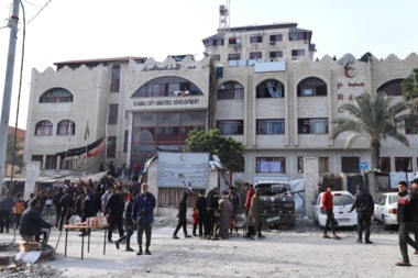 Zionistische Feindkräfte dringen zum dritten Mal das Al-Amal-Krankenhaus ein